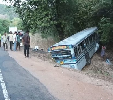 පොළොන්නරුව මින්නේරිය මාර්ගයේ බස් රථයක් පෙරළී 20ක් රෝහලේ 