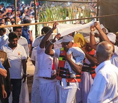  මහනුවර ඇසළ පෙරහර මංගල්‍යයේ  "දියකැපීමේ මංගල්‍යය"  සිදු කරයි