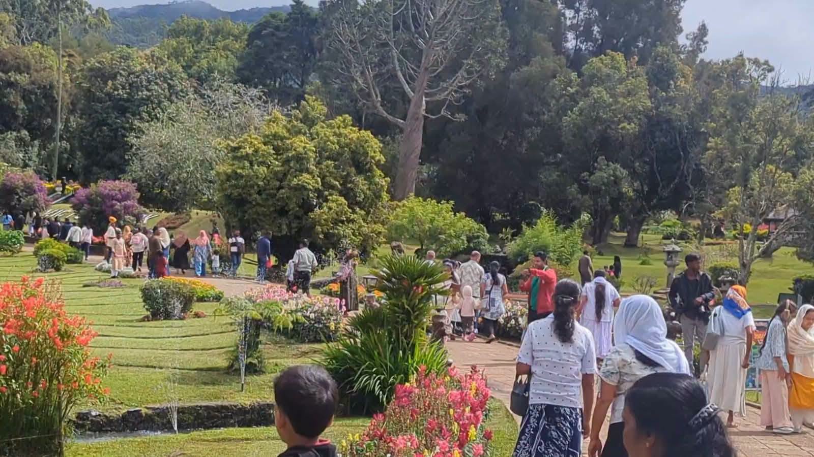 දිර්ඝ නිවාඩු ට නුවරඑළිය ට සංචාරකයන් රැසක්