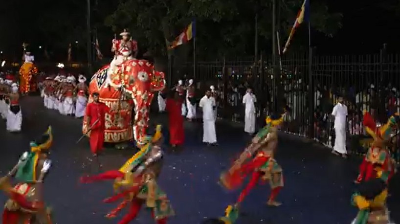 පළමු රන්දෝලි පෙරහැර වීථි සංචාරය අරඹයි