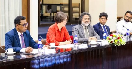 ස්විට්සර්ලන්ත රජයේ නිල ආරාධනයකට අනූව ශ්‍රී ලාංකේය දූත පිරිසක් ස්විට්සර්ලන්තයට