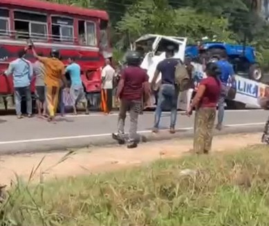 බස් රථයක් හා ලොරියක් ගැටී දරුණු අනතුරක් 