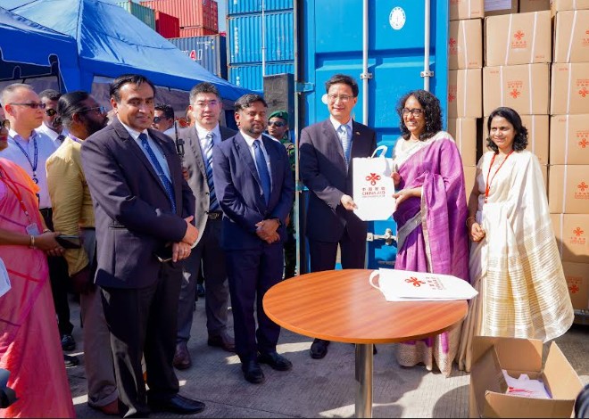 චීනයෙන් ලැබුණු නිල ඇඳුම් 