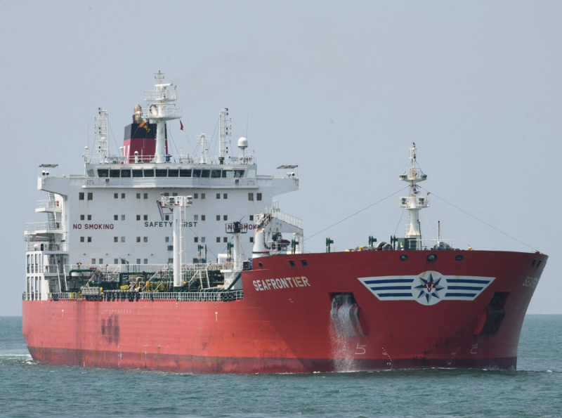 ඉන්ධන රැගත් නෞකාවක් කොළඹ වරායට පැමිණේ 