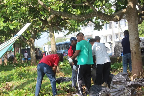 මාතර වැලිගම වෙරළ තීරය පිරිසිදු කිරීමේ ශ්‍රම මෙහෙයුමක්