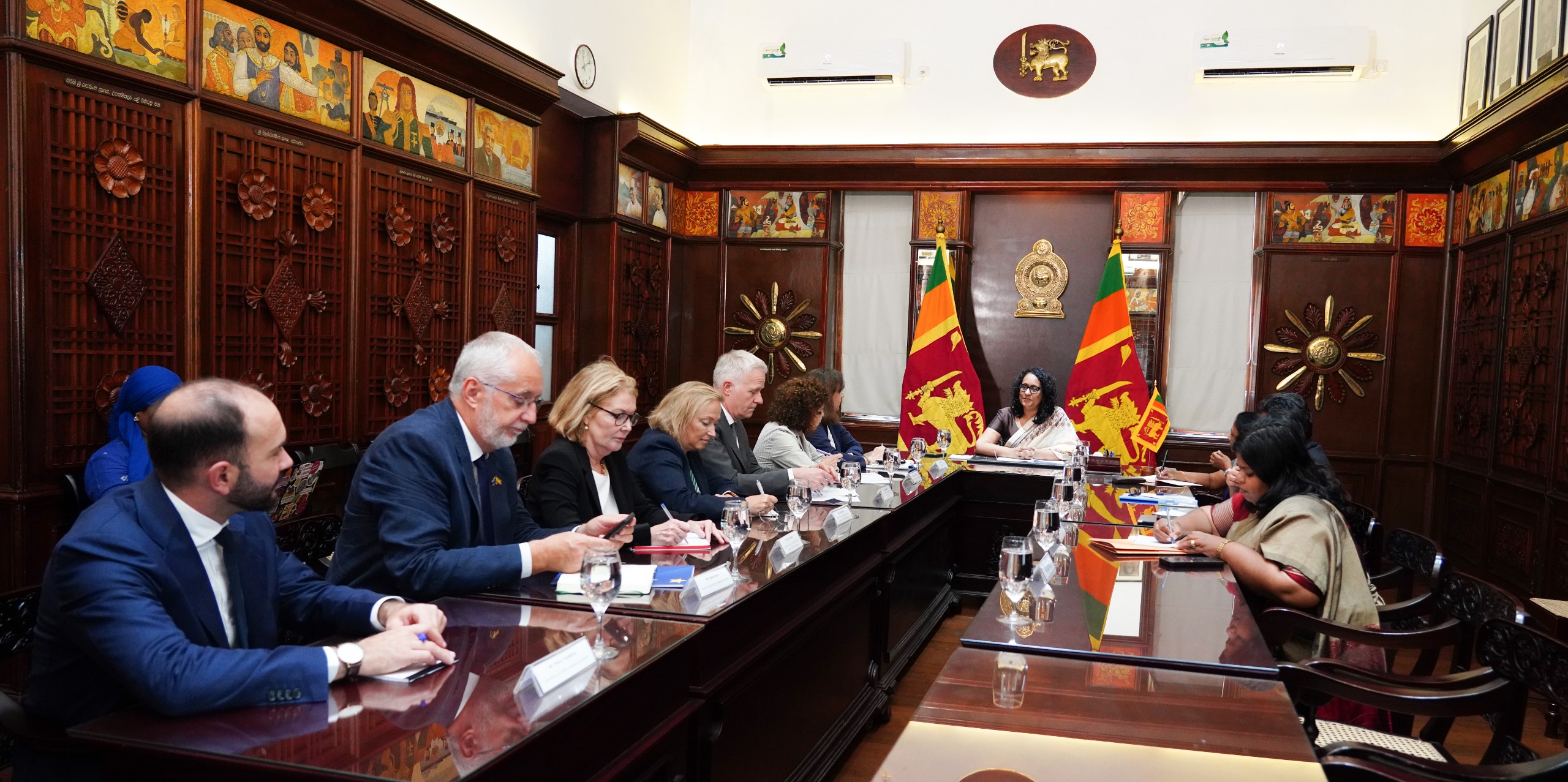 අග්‍රාමාත්‍යවරිය සහ යුරෝපීය බාහිර ක්‍රියාකාරී සේවයේ (EEAS) නියෝජිතයින් අතර හමුවක්