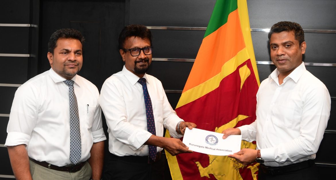 ආපදාවෙන් පීඩාවට පත් ජනතාවගේ සෞඛ්‍ය ආරක්ෂණයට කුරුණෑගල වෛදවරුන්ගේ සායනික සංසදයෙන් රුපියල් ලක්ෂ 10 ක මුල්‍ය පරිත්‍යාගයක්