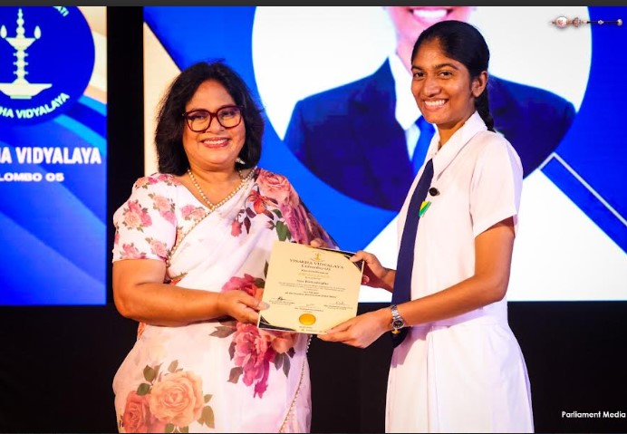 විශාඛා විද්‍යාලයීය ශිෂ්‍ය පාර්ලිමේන්තු නිල ලාංඡන පැළඳවයි 