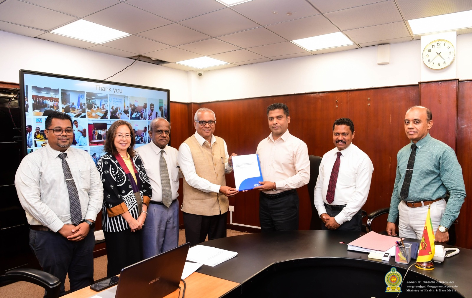 WHO ජාත්‍යන්තර විශේෂඥ කණ්ඩායමේ මෙරට සෞඛ්‍ය සමාලෝචන වාර්තාව සෞඛ්‍ය හා ජනමාධ්‍ය අමාත්‍යවරයාට පිළිගන්වයි.