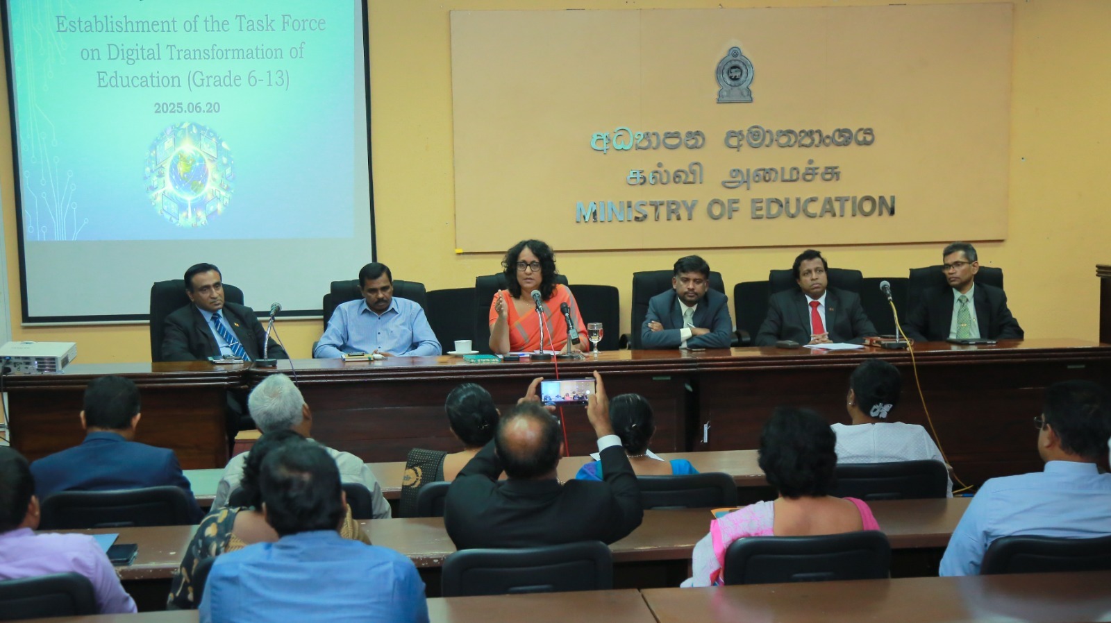 සියලු පාසල් ආවරණය වන පරිදි සම්පත් බෙදීයාම සහතික කරන්න ඩිජිටල් ඉගෙනුම් ක්‍රම හඳුන්වාදිය යුතුයි- අගමැතිනී