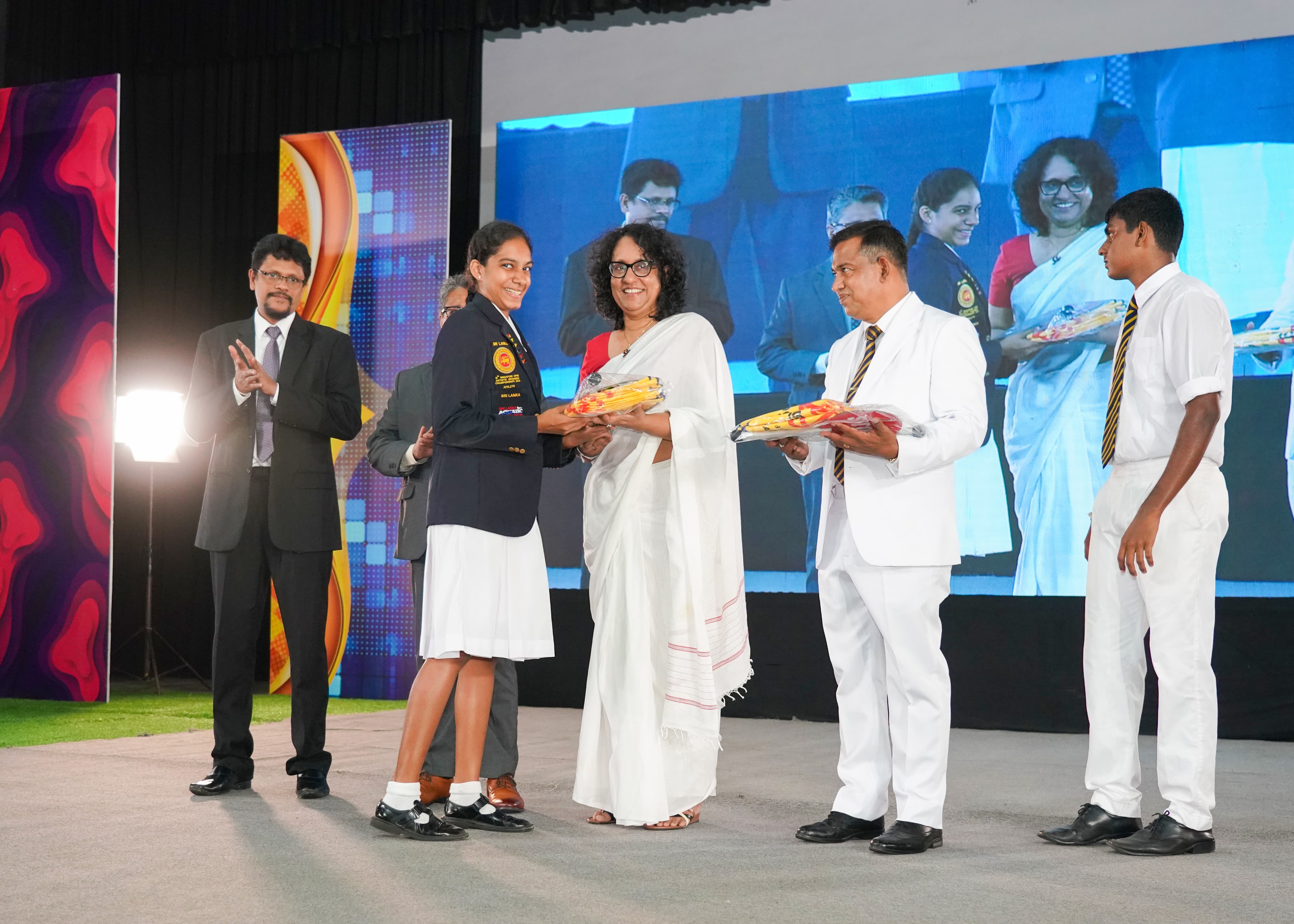 ජීවිතයක් ආරක්ෂා කිරීම තම වගකීමක් ලෙස සිතා මහමඟ අනතුරු වළක්වා ගන්න කැපවෙන්න- අගමැතිනී