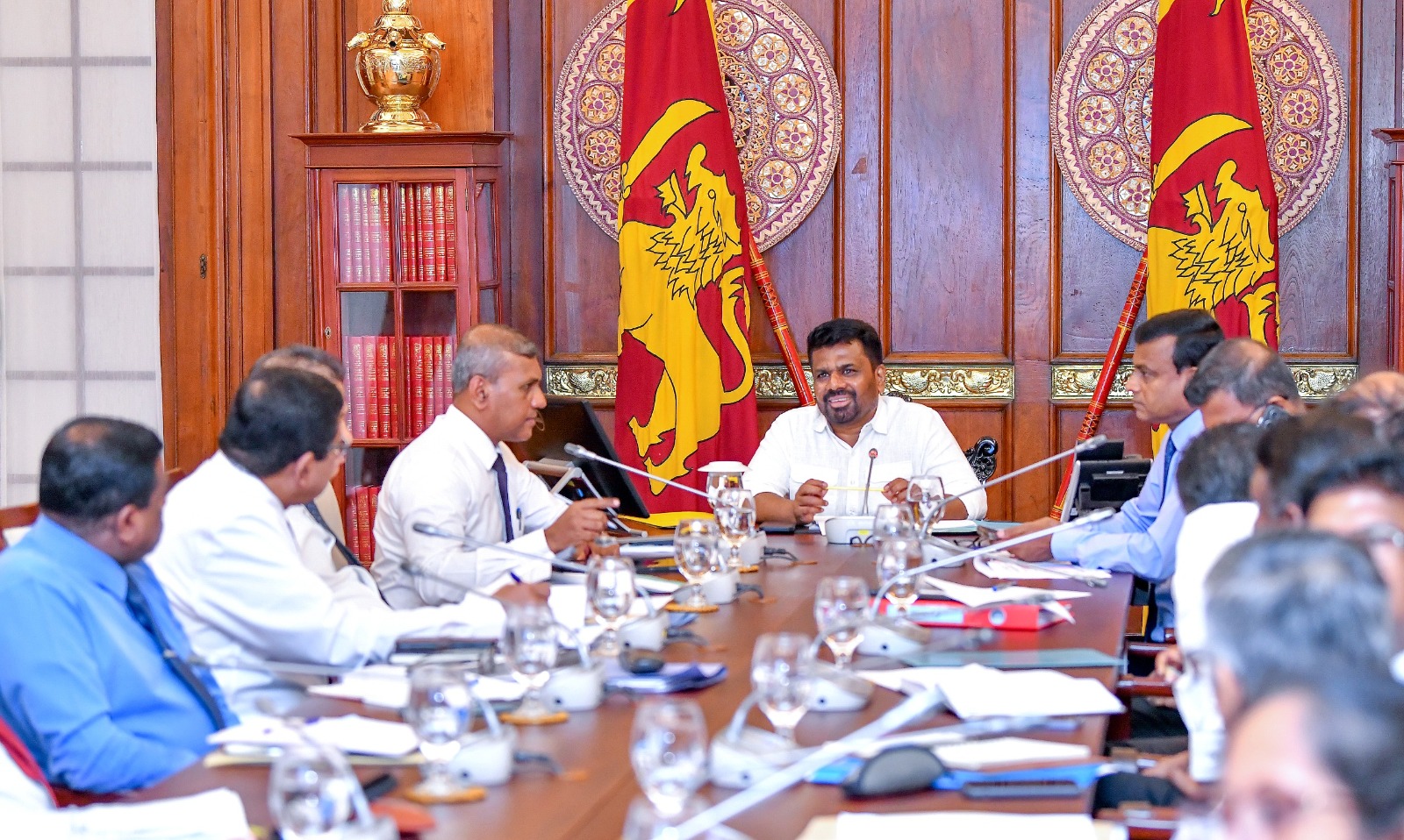 දිට්වා සුළි කුණාටුවෙන් අර්ධ හානියට පත් නිවාස සඳහා වන රුපියල් ලක්ෂ පහක  වන්දි මුදල මැයි මස අවසන් වීමට පෙර ගෙවා නිම කරන්න- ජනපති