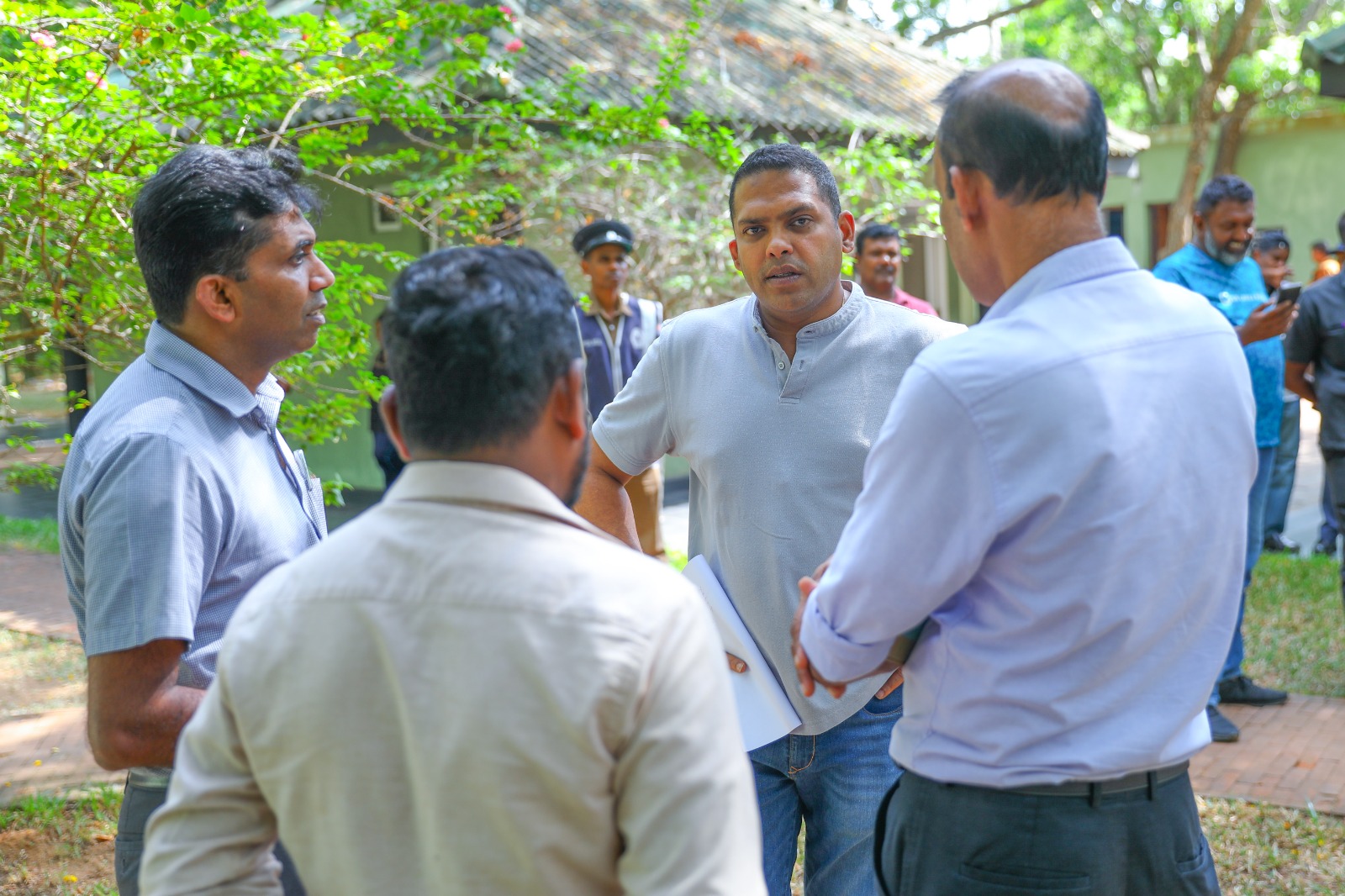 සංචාරක ඇමැති සීගිරියේ යටිතල පහසුකම් නිරීක්ෂණය කරයි