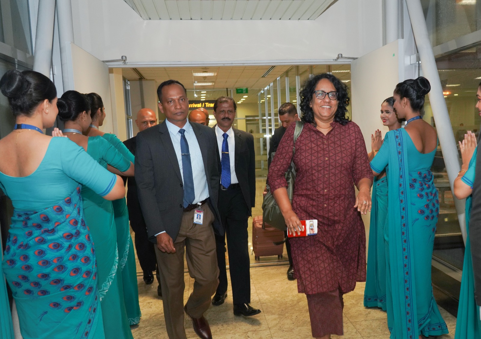 අග්‍රාමාත්‍යවරිය සිය පළමු ඉන්දීය නිල සංචාරය සඳහා දිවයිනෙන් පිටත් ව යයි