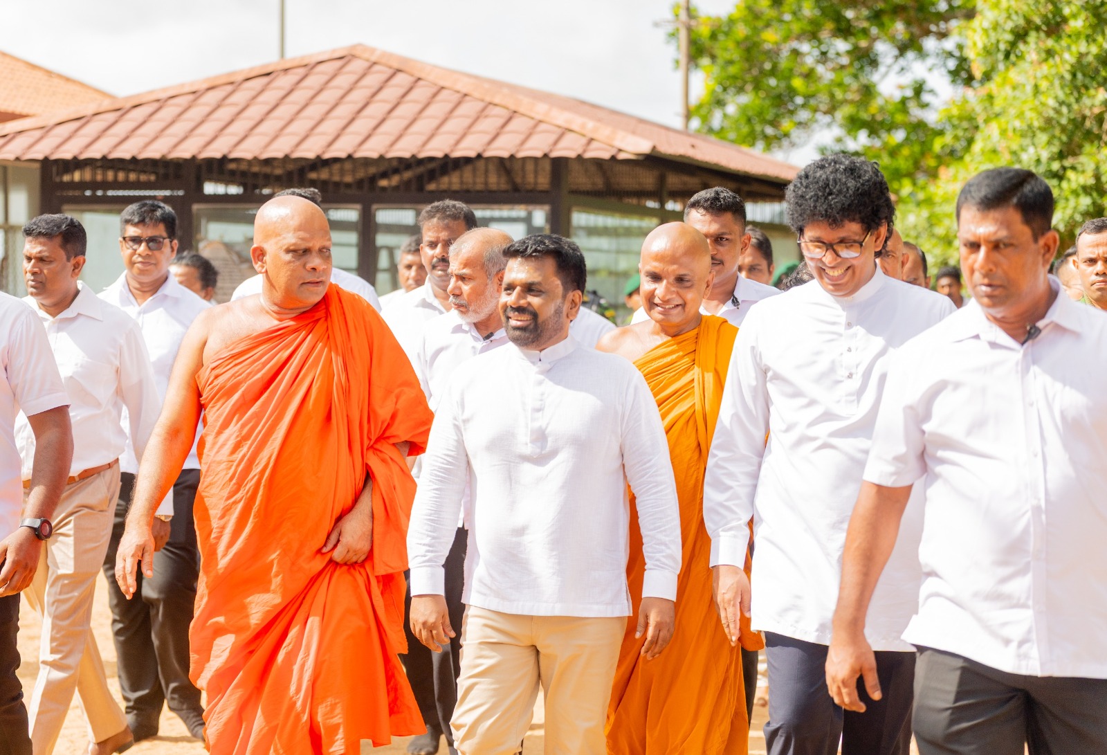 බුද දහම සමඟ ලැබුණු ශිෂ්ටාචාර උරුමය පදනම් කරගනිමින් යහපත් සමාජ පරිවර්තනයකට එක්වෙමු -ජනපති