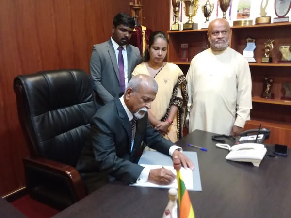 ගම්පහ මහ නගර සභාවට තේරී පත්ව සිටින සභිකයින් වැඩ ආරම්භයි 