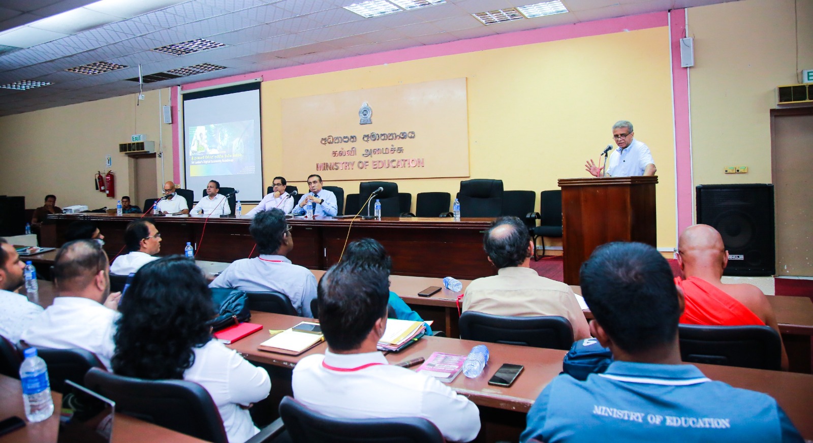 කෘත්‍රීම බුද්ධිය (AI) භාවිතය පිළිබඳ අධ්‍යාපන අමාත්‍යාංශයේ කාර්ය මණ්ඩලය දැනුවත් කෙරේ