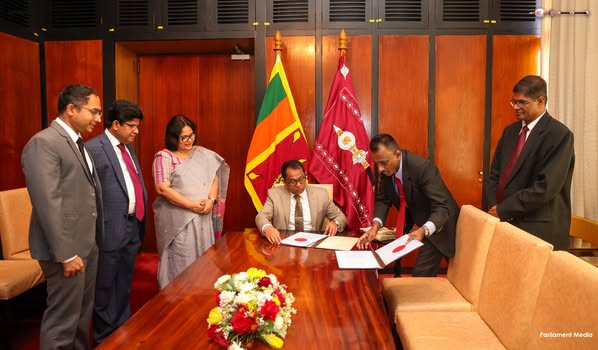 සේවකයන්ගේ පනත් කෙටුම්පත් තුනකට කථානායකගේ සහතිකය