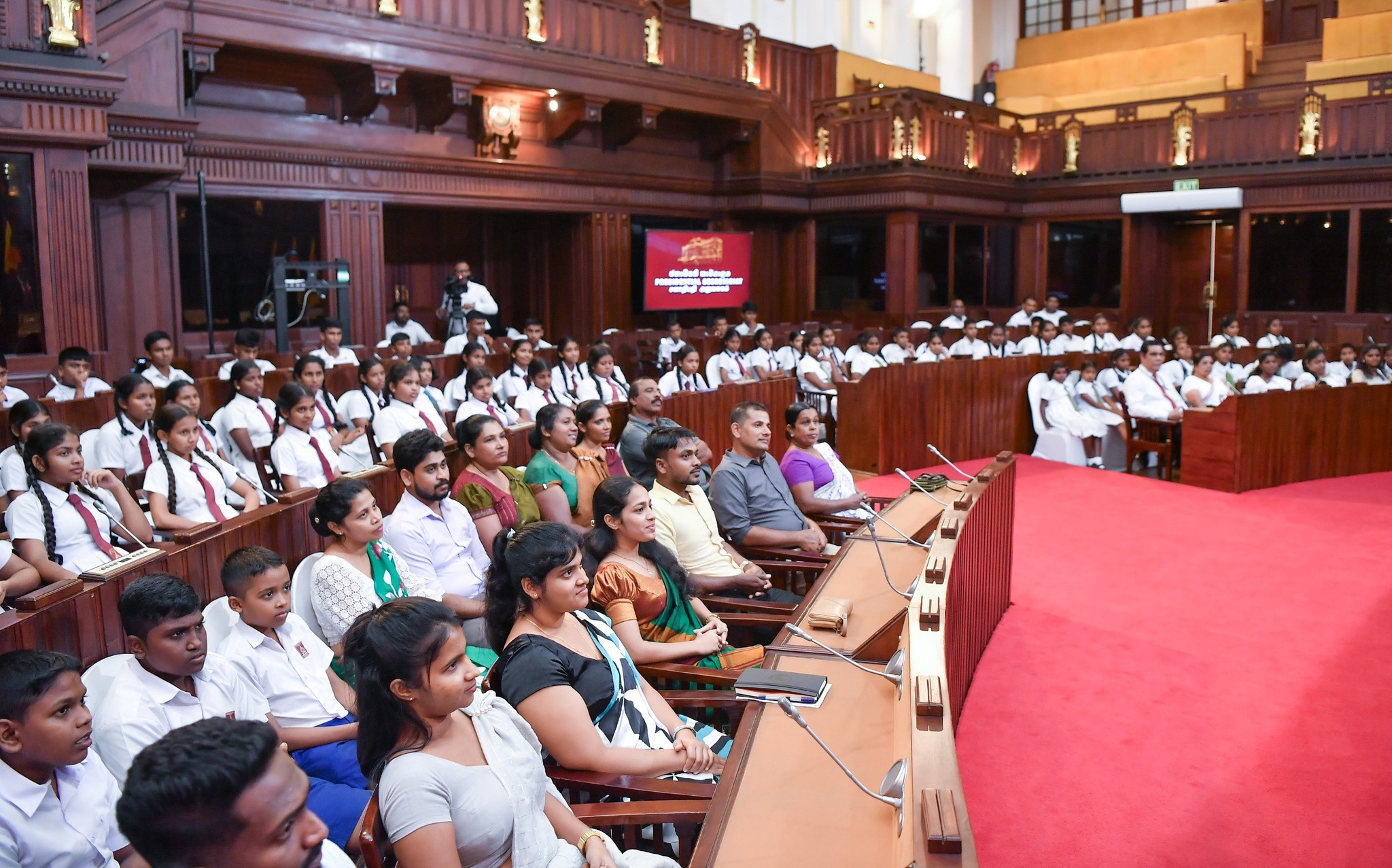 පාසල් දරුවෝ ජනාධිපති මන්දිරය නරඹති..
