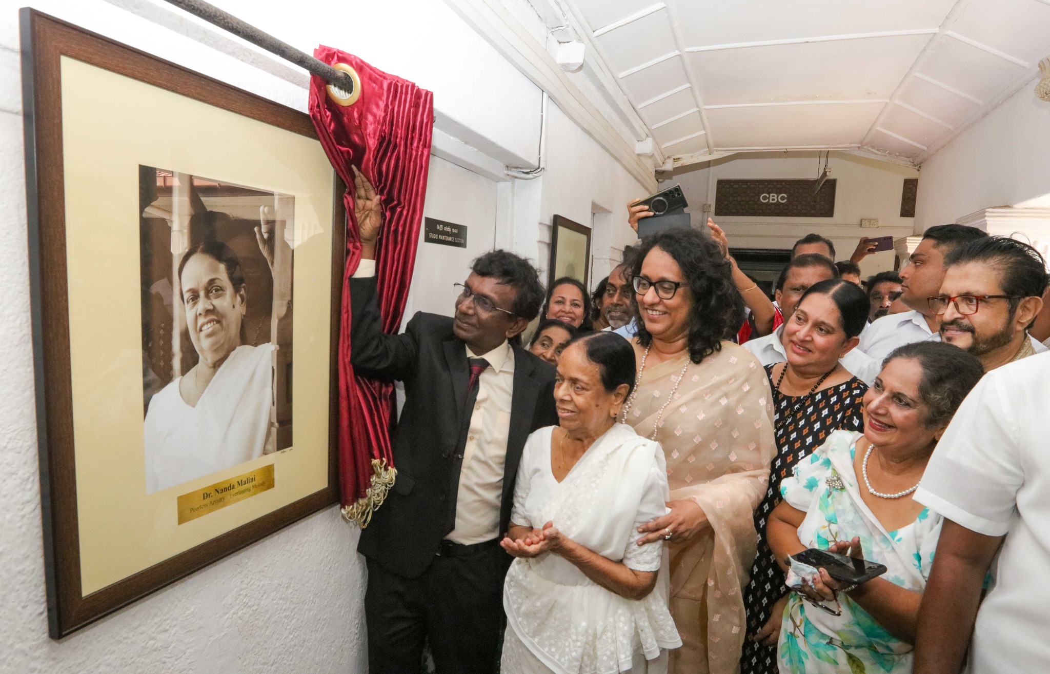 ආචාර්ය නන්දා මාලනියගේ නමින්  ශ්‍රි ලංකා ගුවන් විදුලි සංස්ථාවේ මැදිරියක් නම් කෙරේ