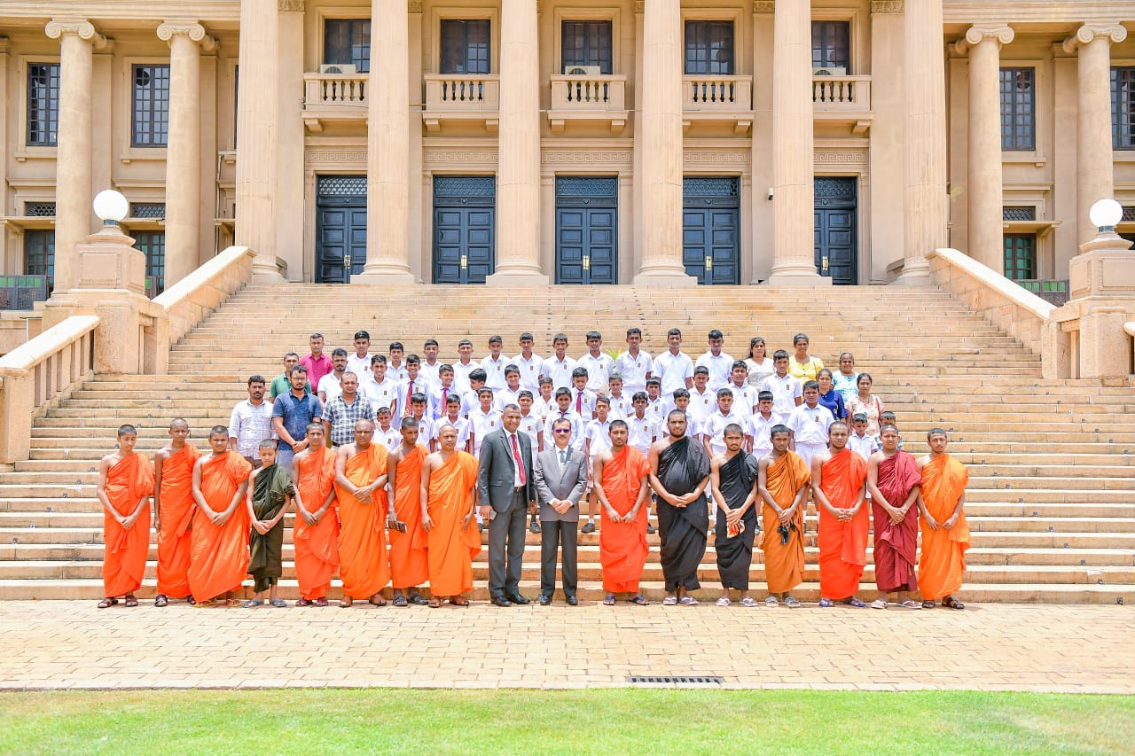 ජනාධිපති ලේකම්  කාර්යාලය නැරඹීමට පැමිණි පිරිස 