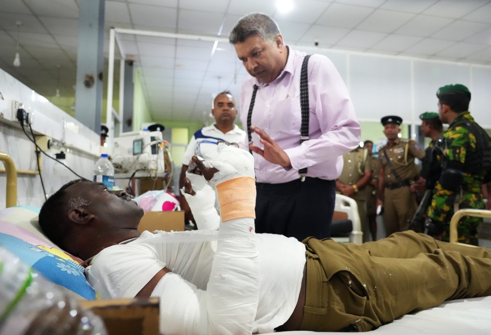 අධිකරණ ඇමති මීගමුව බන්ධනාගාරයේ ගැටුමෙන් තුවාල ලැබු බන්ධනාගාර නිලධාරීන්ගේ සුවදුක් සොයා බැලේ 