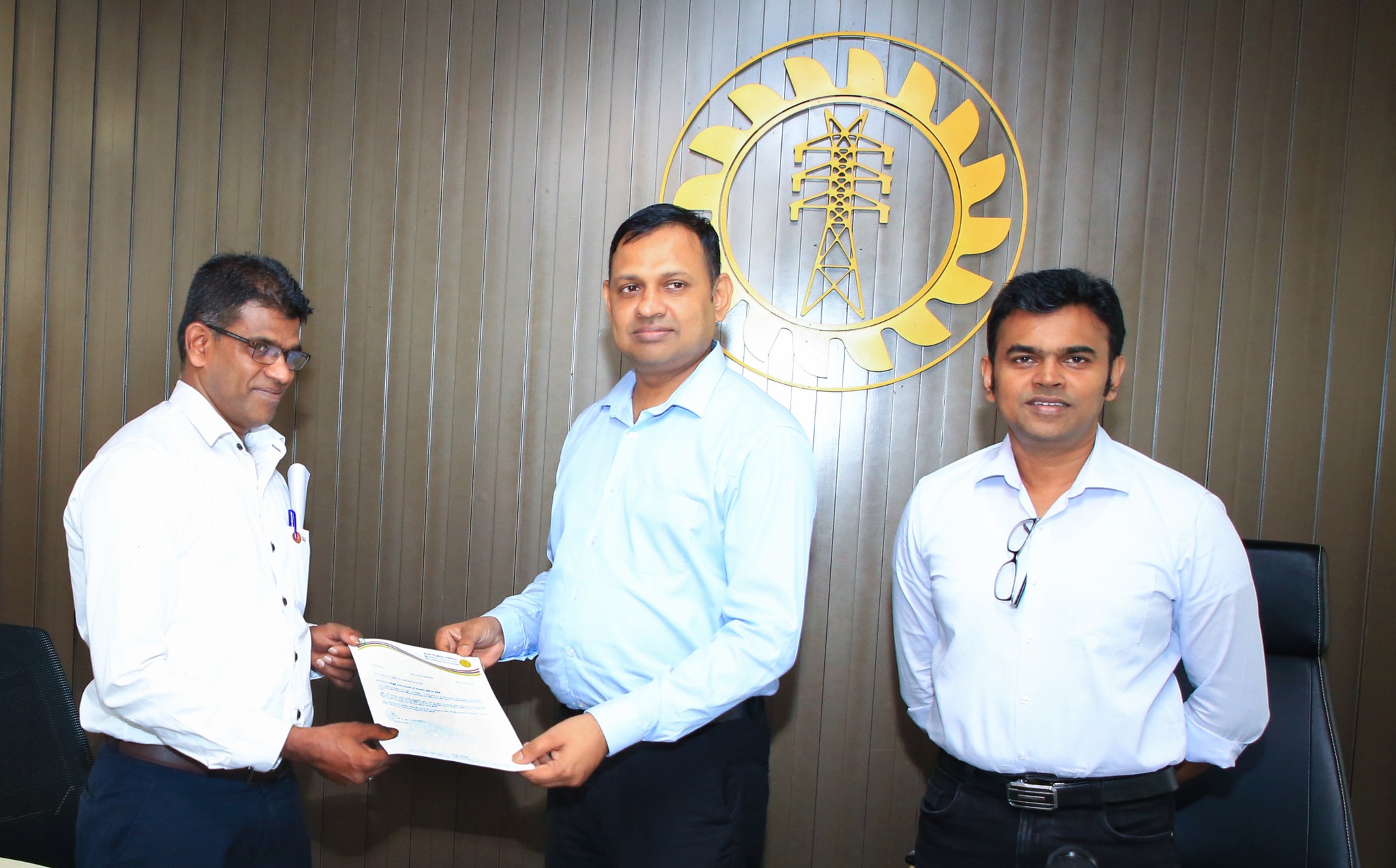 විදුලිබල සේවකයෝ පනත අනුව පිහිටුවන නව සමාගම්වලට බැඳීමට කැමැත්ත පළ කරමින් ලිපි ලබාදෙති