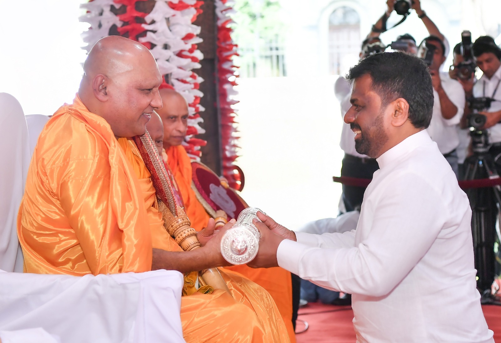 අභිනව අස්ගිරි අනුනායක හිමි වෙත ශ්‍රී සන්නස් පත්‍ර පිළිගැන්වීම ජනපති ප්‍රධානත්වයෙන්