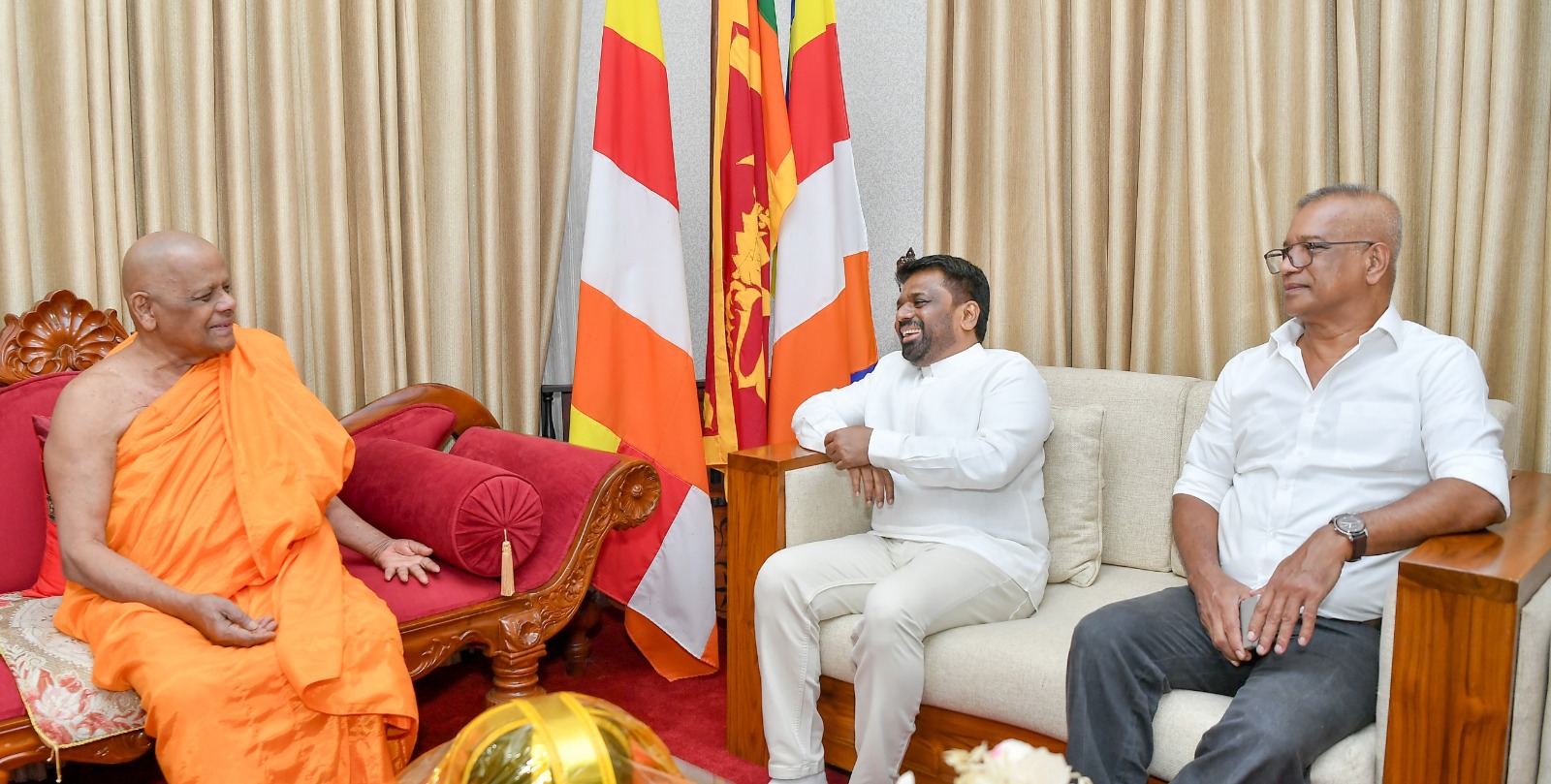 ජනපති මල්වතු, අස්ගිරි මහා නා හිමිවරුන් බැහැ දකී