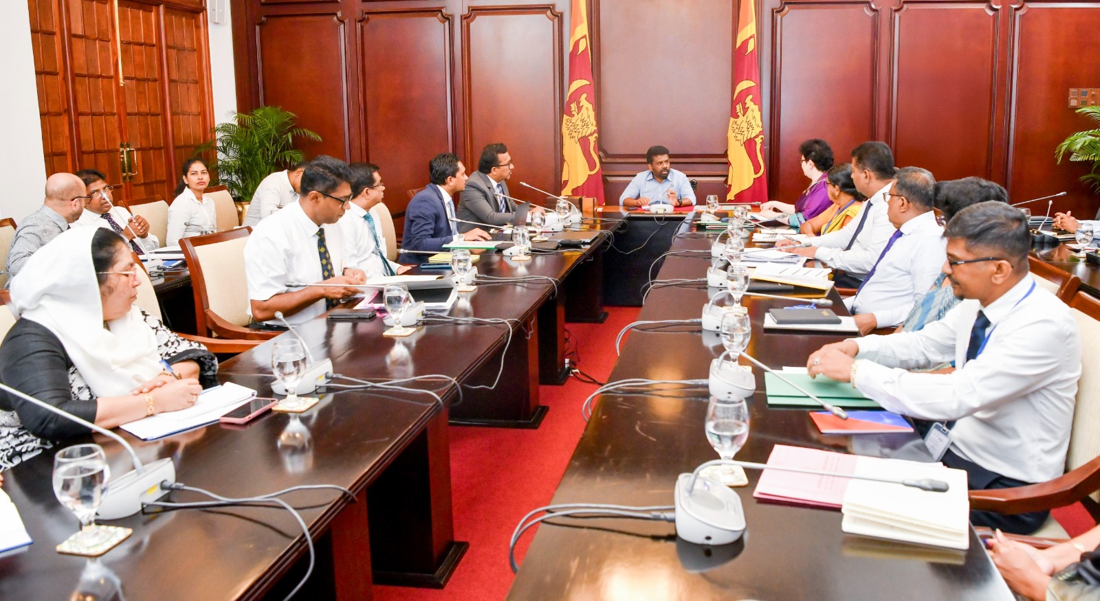 ජනපති සහ කර්මාන්ත හා ව්‍යවසායකත්ව සංවර්ධන අමාත්‍යාංශයේ නිලධාරීන් අතර හමුවක්