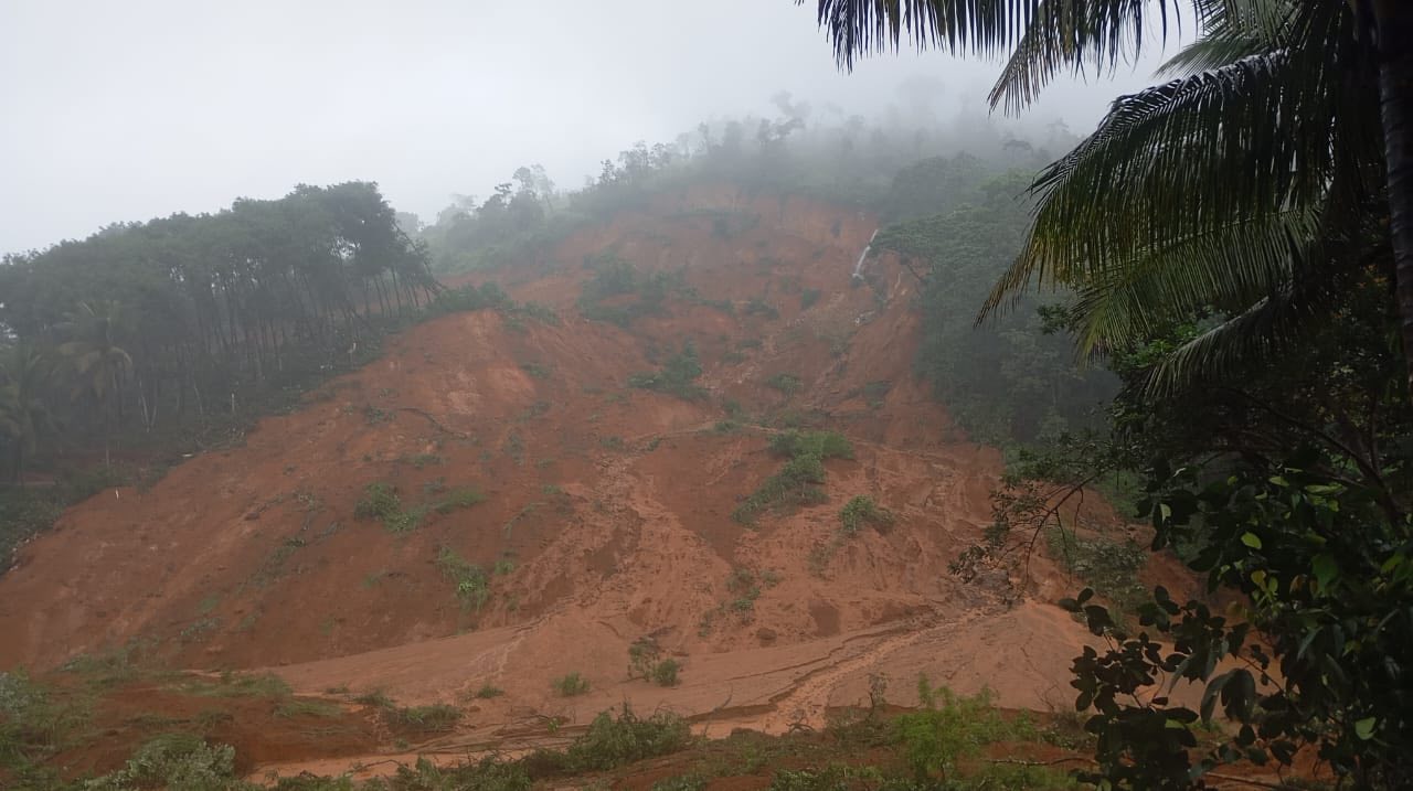 අයහපත් කාලගුණික තත්ත්වය හේතුවෙන් දිවයින පුරා ප්‍රදේශ කීපයකින්ම නායයෑම්, කණ්ඩි කඩාවැටීම්, හා ගල් පෙරලීම් ඇතුළු ආපදා තත්ත්ව රැසක් 