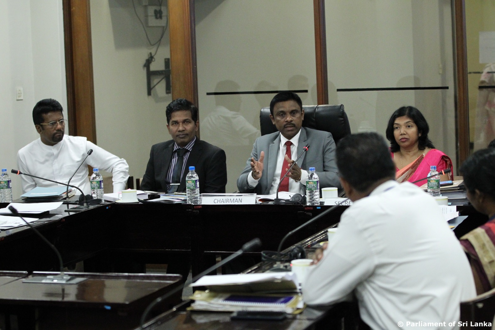 ආංශික අධික්ෂණ කාරක සභාවෙන්, ලෝහෝර් ආර්යා ණය අරමුදලේ නිලධාරීන්ට උපදෙස්