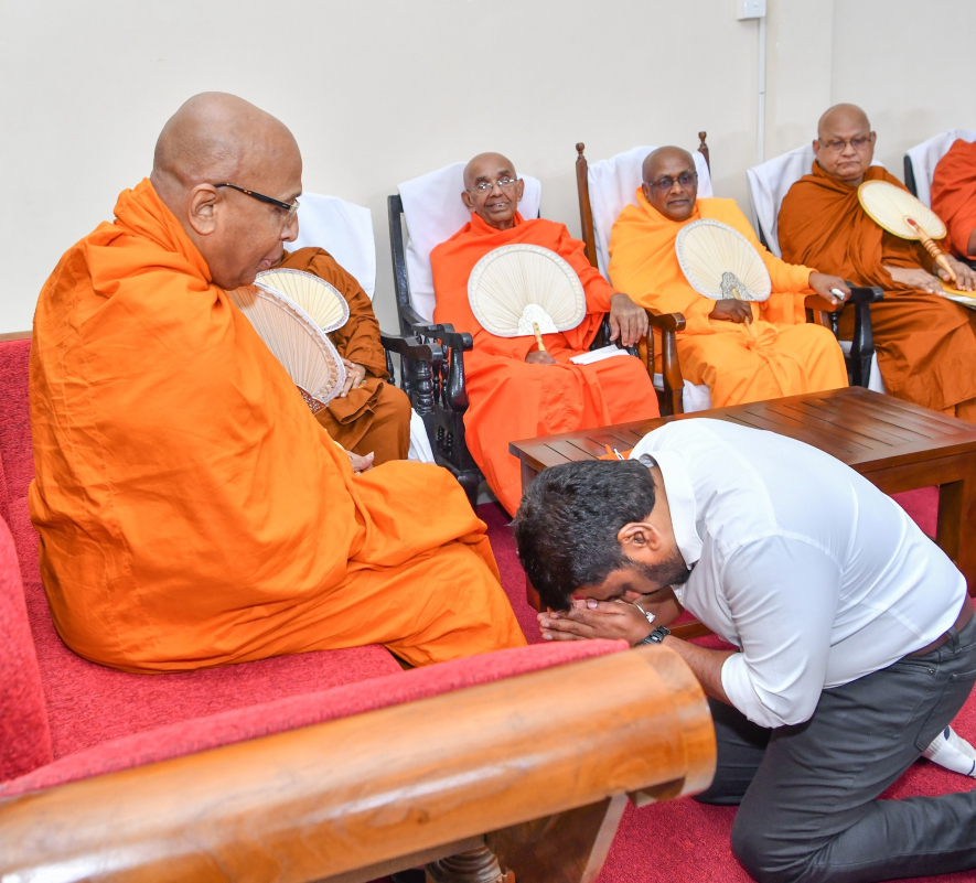 ජනපති අමරපුර මහා නිකායේ  මහා නායක හිමිපාණන් වහන්සේ බැහැ දැක ආශිර්වාද ලබා ගනී 