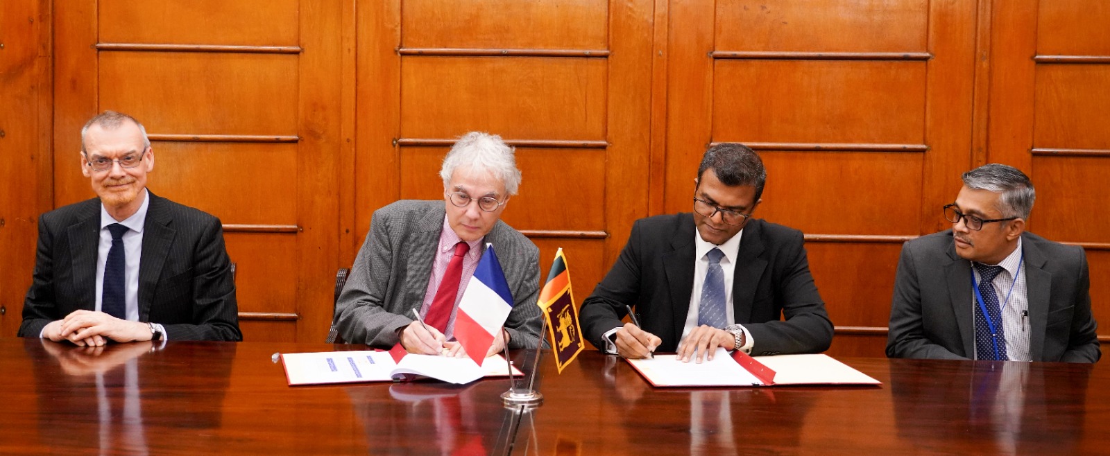 රංශ සහ ශ්‍රී ලංකාව අතර විදේශ ණය ප්‍රතිව්‍යුහගත කිරීමේ ක්‍රියාවලියට සම්බන්ධ ණය ප්‍රතිව්‍යුහගත කිරීම පිළිබඳ ගිවිසුමට අදාළ ක්‍රියාත්මක කිරීමේ ලිපි අත්සන් කරයි
