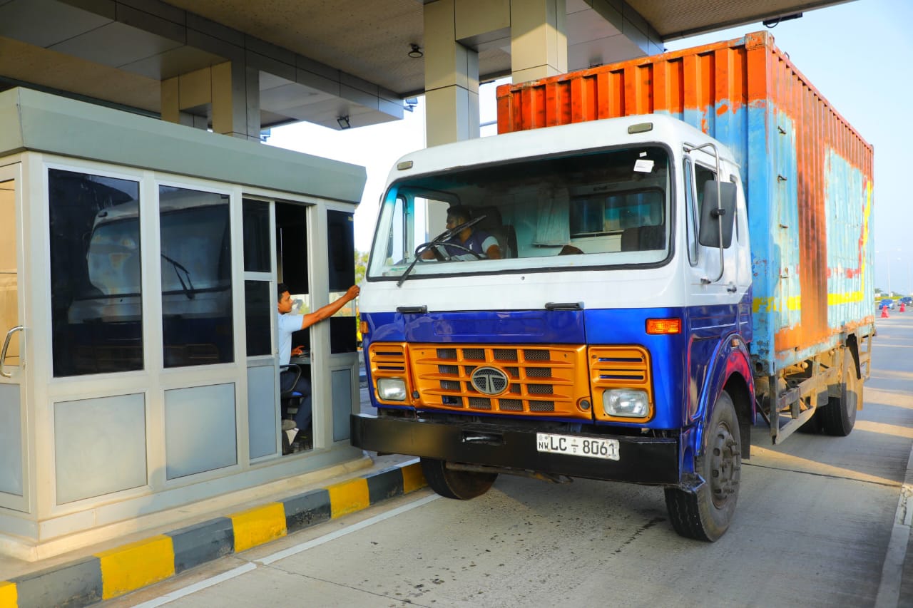 කටුනායක -සීදුව අන්තර් හුවමාරු මධ්‍යස්ථානයේ නව පිවිසුම් මංතීරු 04 ක් විවෘත කෙරේ