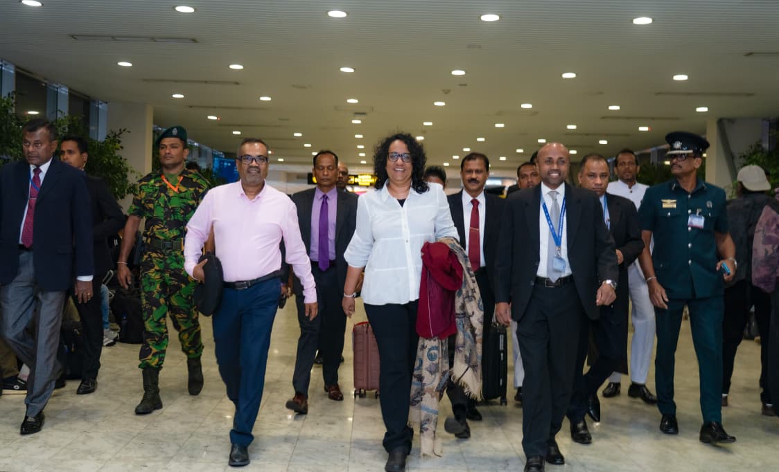 අගමැතිනිය ස්විට්සර්ලන්තය බලා පිටත්ව යයි 