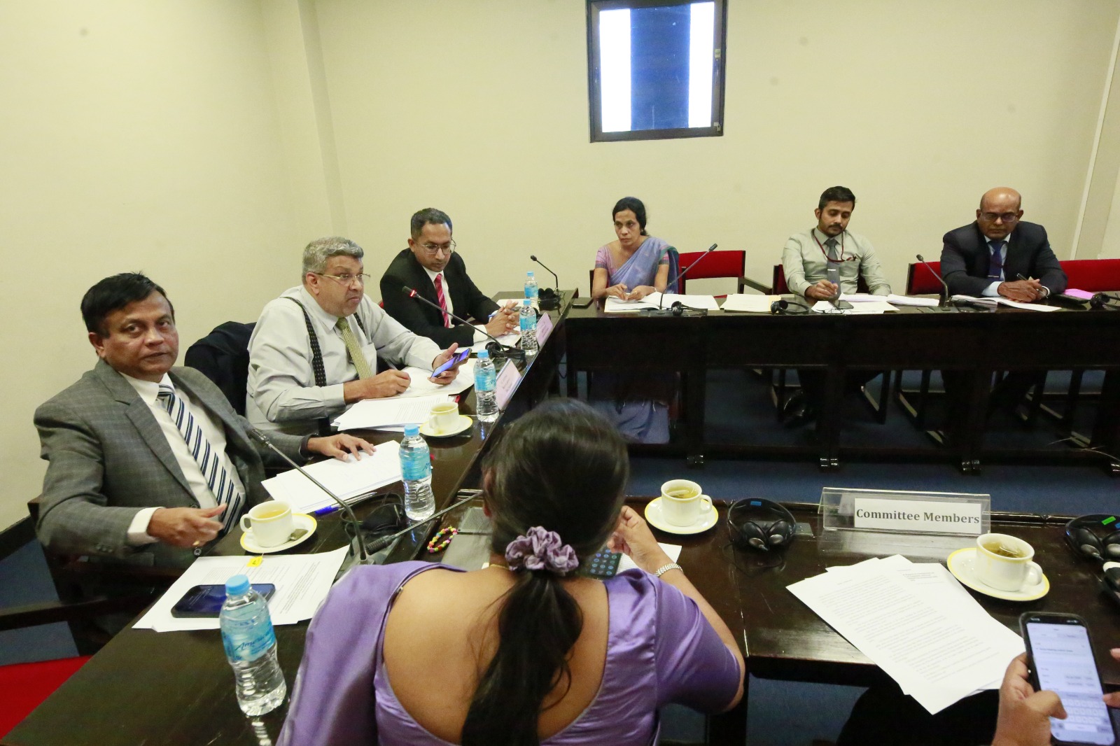 කතාබහට ලක් වූ බහාලුම් 323 පිළිබඳව මාස තුනක් තුළ විමර්ශන කටයුතු අවසන් කිරීමටත් තීරණයක්