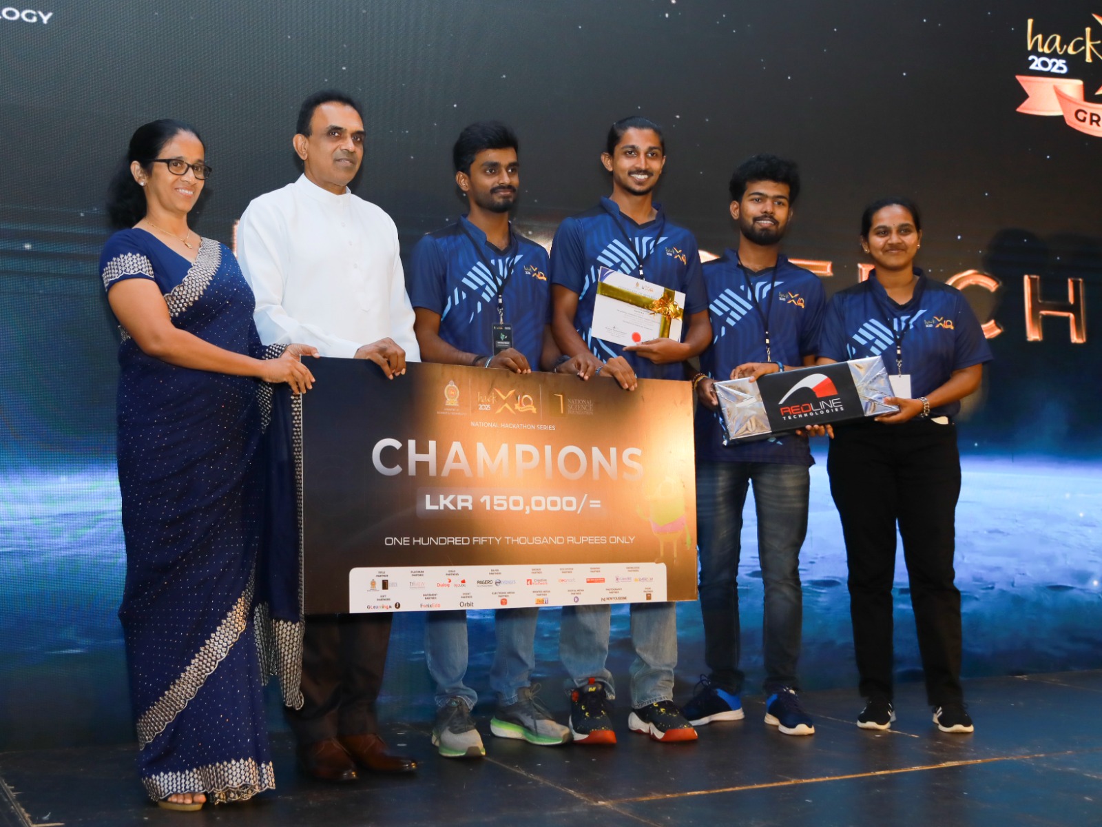 විද්‍යා හැකතන් තරඟාවලියේ විශිෂ්ටයින් සම්මානයෙන් පිදුම් ලබයි