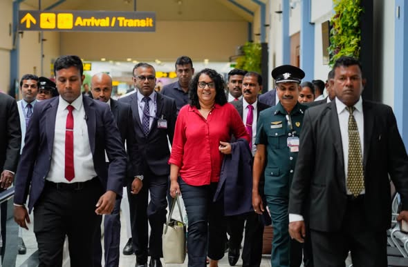 අගමැතිනිය බ්‍රිතාන්‍යය බලා පිටත්ව යයි