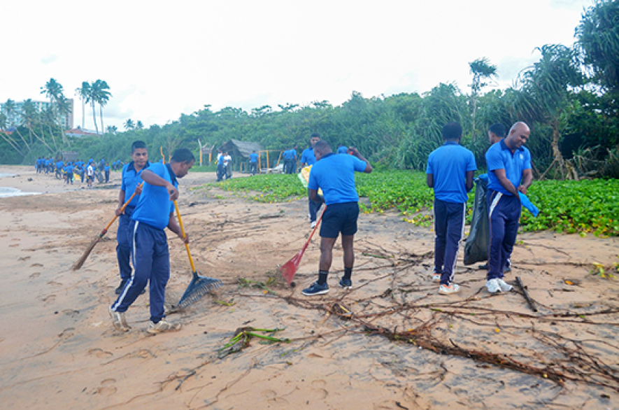 මහමෝදර සහ හම්බන්තොට වෙරළ පිරිසිදු කිරීමේ වැඩසටහනක් 