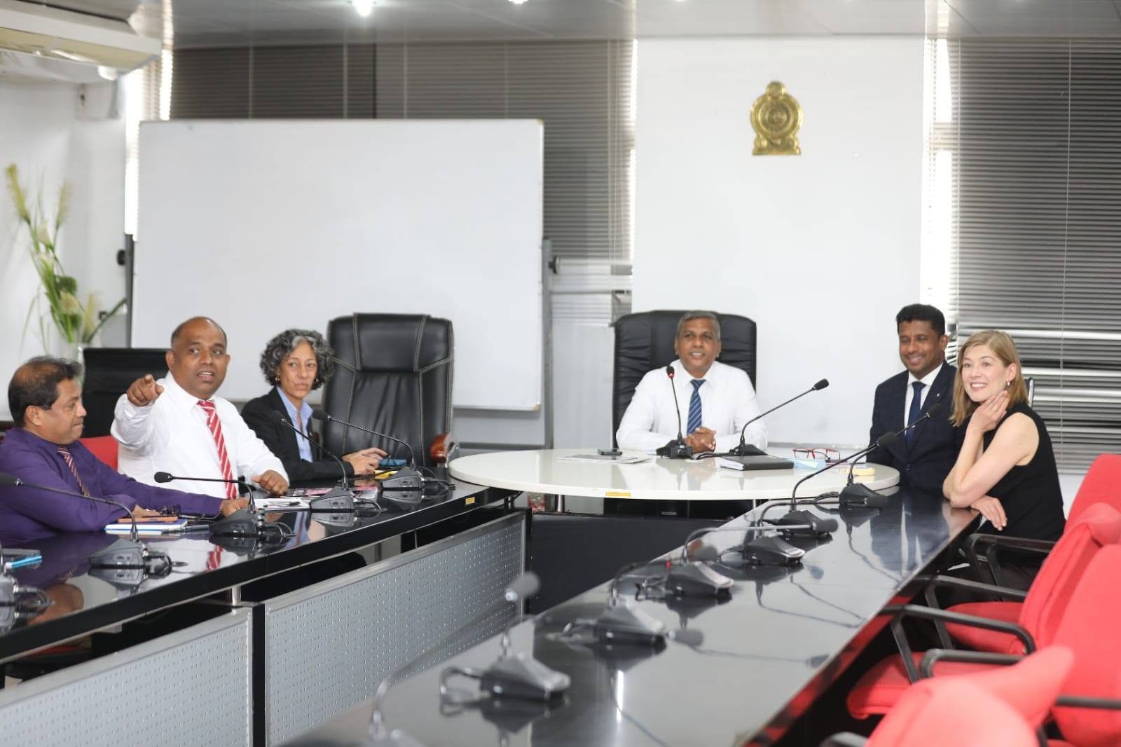 ශ්‍රී ලංකාවේ බිම්බොම්බ ඉවත් කිරීමේ වැඩසටහන අතිසාර්ථකයි." සම්මානනීය හොලිවුඩ් නිළි රෝසමන්ඩ් පයික්.