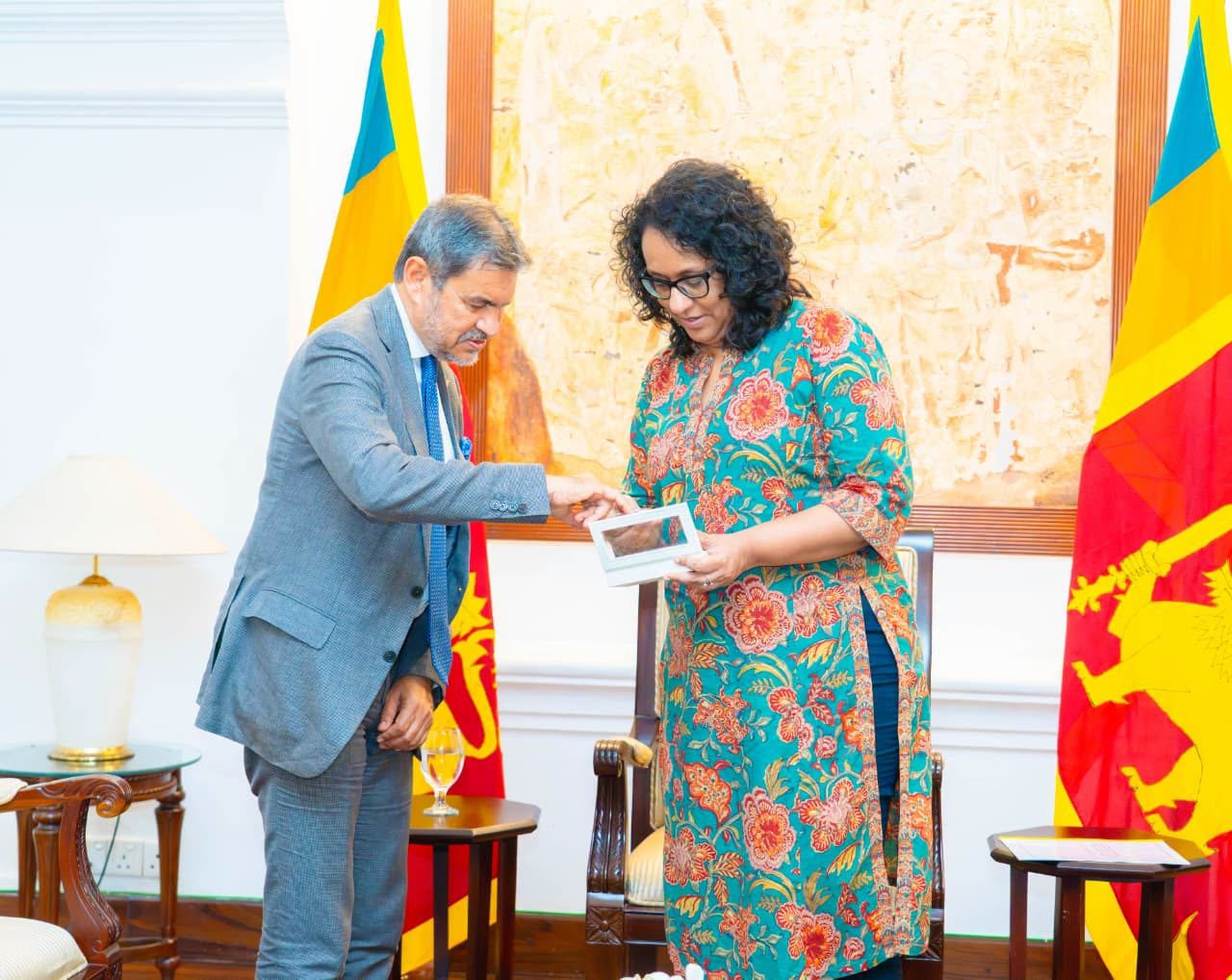 ඕමාන සුල්තාන් රාජ්‍යයේ වාණිජ අමාත්‍යාංශයේ විදේශ වෙළෙඳ සහ ජාත්‍යන්තර සහයෝගිතා උපදේශක සහ අගමැතිනිය අතර හමුවක්