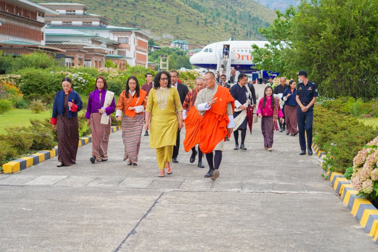 අග්‍රාමාත්‍ය ආචාර්ය හරිනි අමරසූරිය පිළිගන්න භූතාන අගමැති එයි