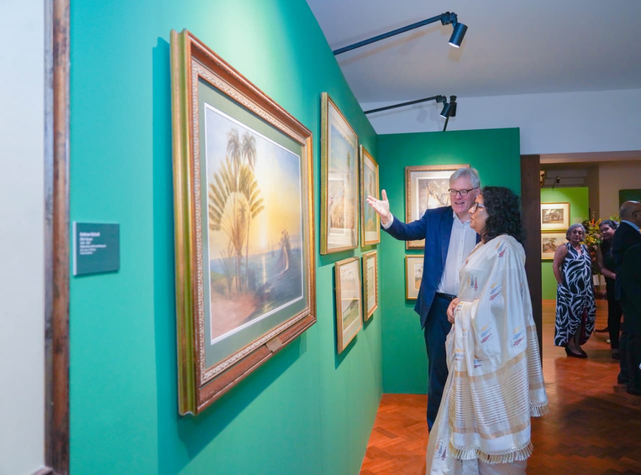බ්‍රිතාන්‍ය මහකොමසාරිස්වරයාගේ නිල නිවසේ පැවති ඓතිහාසික "19th Century Views of Ceylon" චිත්‍ර ප්‍රදර්ශනයට එක් වූ අගමැතිනිය 
