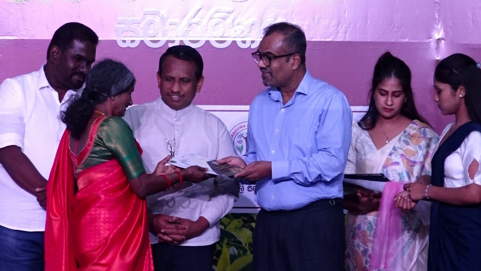 වතු කම්කරු ප්‍රජාව සදහා වසර 25කට පසුව හිග පාරිතෝෂික මුදල් ගෙවීම ඇරඹේයි