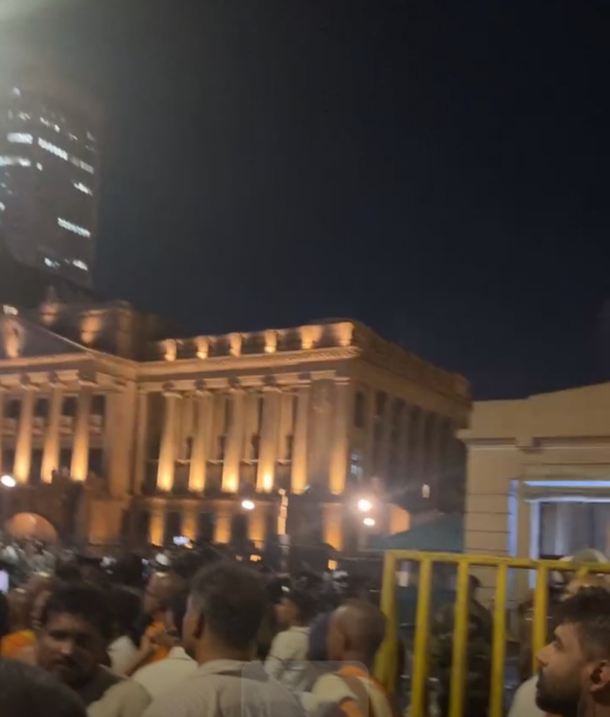 ජනපති කාර්යාලය අසළ අට්ටාලයක් ඉදිකිරීමට යාමේදී උණුසුම් තත්ත්වයක්
