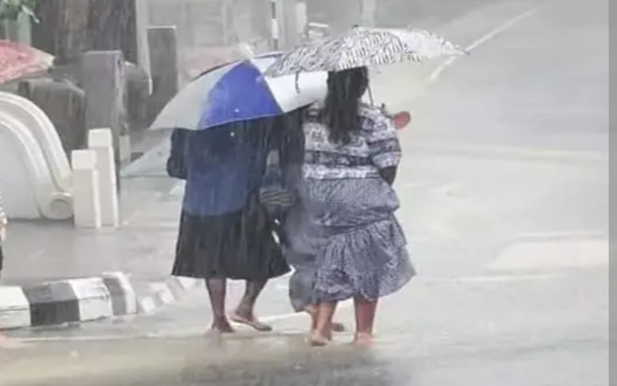 අයහපත් කාලගුණය හේතුවෙන් පුද්ගලයින් 10,000කට අධික පිරිසක් පීඩාවට 