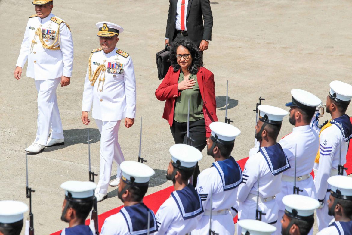 ජාතික ආපදා තත්වය හමුවේ සහය දැක්වූ විදේශීය යුද නෞකා වෙත ප්‍රණාමය පිරිනැමෙයි