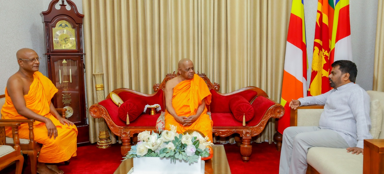 ජනපති මල්වතු, අස්ගිරි මහා නා හිමිවරුන් බැහැ දකී