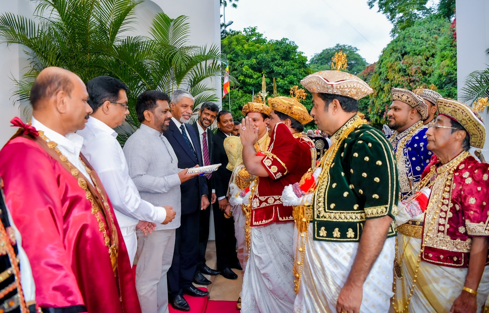 මහනුවර ඓතිහාසික ශ්‍රී දළදා පෙරහැර සාර්ථකව පවත්වා අවසන් කළ බව සැළ කෙරෙන සංදේශය ජනපතිට